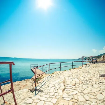 Beautiful Right By The Sea, Apartment *