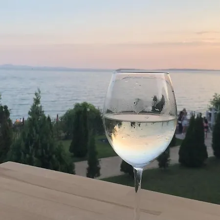 아파트 Beautiful Right By The Sea,
