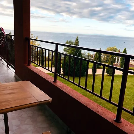 Beautiful Right By The Sea, アパート